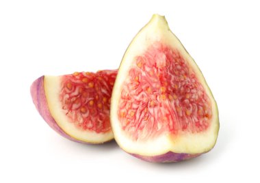 Olgun incir parçaları beyazda izole edilmiş.