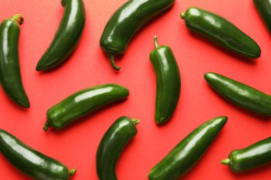 Kırmızı arka planda yeşil biberli, düz yatıyordu.