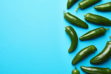 Açık mavi arka planda yeşil biberli, düz yatıyordu. Metin için boşluk