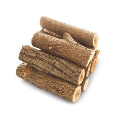 Kesilmiş odun yığını beyaza izole edilmiş.