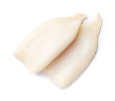 Çiğ mürekkep balığının parçaları beyaza izole edilmiş.