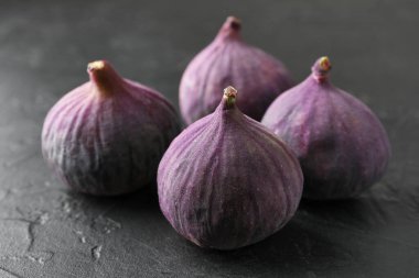 Koyu dokulu masada taze incir, yakın plan.