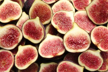 Arkaplan olarak olgun incir parçaları, üst görünüm