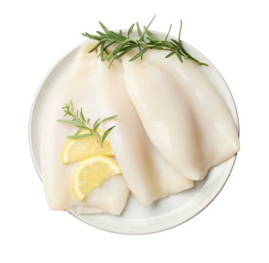Biberiye ve limon dilimli pişirilmemiş mürekkep balıkları beyaza izole edilmiş.