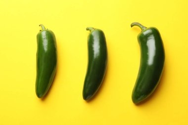 Sarı arka planda yeşil biberli, düz yatıyordu.