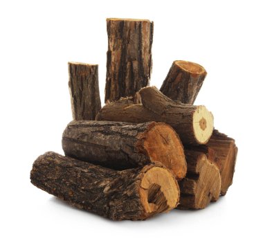 Kesilmiş odun yığını beyaza izole edilmiş.