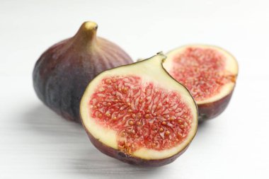 Beyaz masada bütün incirleri kes, yakın plan.