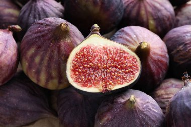 İncirleri arkaplan olarak tam ve kes, üst görünüm