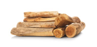 Kesilmiş odun yığını beyaza izole edilmiş.