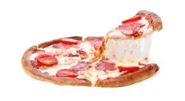 Beyaz arka planda peynirli, salamlı ve domatesli lezzetli bir pizza.