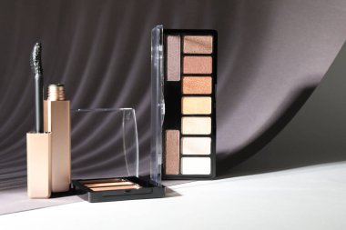 Göz falı paletleri ve rimel rengi arka planda