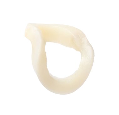 Bir çiğ mürekkep balığı halkası beyaza izole edilmiş.