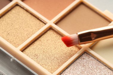 Arka plan olarak güzel bir göz falı ve fırça, yakın plan