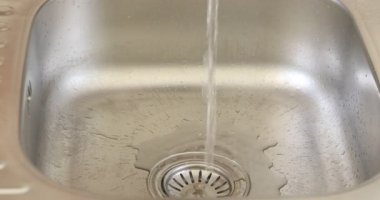 Su akıntısı lavaboya gidiyor, yakın çekim.