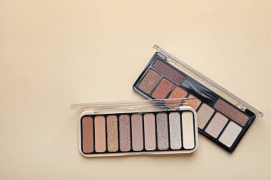 Bej arka planda güzel göz falı paletleri, üst görünüm