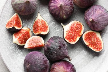 Gri tabakta bütün incir kesimi, üst manzara