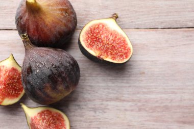 Tahta masada bütün incirleri kesip düz bir şekilde yatıyordu. Metin için boşluk