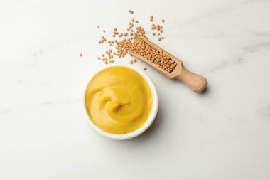 Lezzetli hardal sosu ve kuru tohumlar beyaz mermer masada, düz yatıyordu.