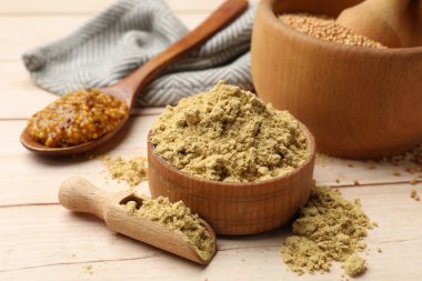 Ahşap masada farklı hardal türleri, yakın plan.