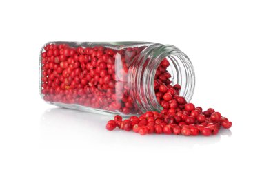 Cam kavanozdaki kırmızı biberler beyaza izole edilmiş. Aromatik baharat