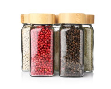 Beyaz kavanozlardaki farklı aromatik baharatlar.