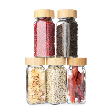 Beyaz kavanozlardaki farklı aromatik baharatlar.