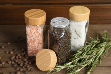 Farklı baharatlar ve kavanozlar ahşap masada, yakın plan