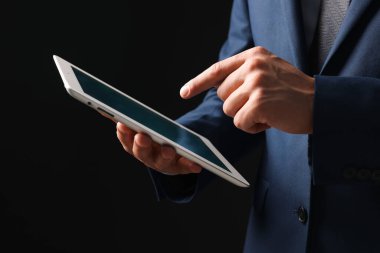 Siyah arka planda modern tabletli adam, yakın plan