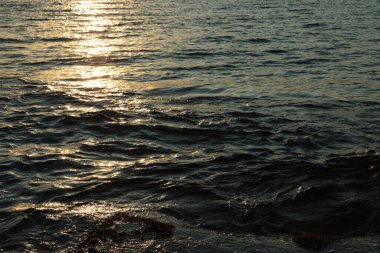 Güneşli bir günde güzel dalgalı deniz.