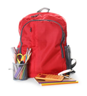 Beyaz üzerinde farklı kırtasiye malzemesi olan kırmızı sırt çantası