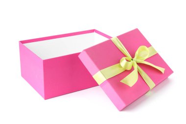 Bir açık hediye kutusu beyaza izole edilmiş.