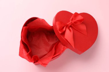 Kalp şeklinde hediye kutusu. Pembe arka planda güzel bir kapağı var.