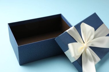 Açık mavi kapaklı güzel bir hediye kutusu, yakın plan.