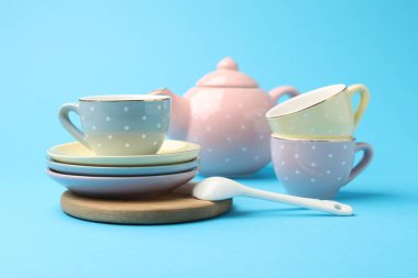 Açık mavi arka plandaki çocuklar için güzel seramik çay seti, yakın plan.