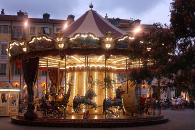 Nice, Fransa - 24 Ağustos 2025: Lunaparkta aydınlatılmış güzel bir atlıkarınca