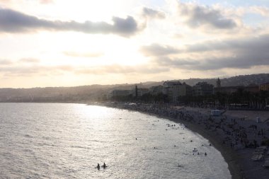 Nice, Fransa - 24 Ağustos 2025: Deniz manzarası ve şehir yakınlarındaki plajdaki insanlar