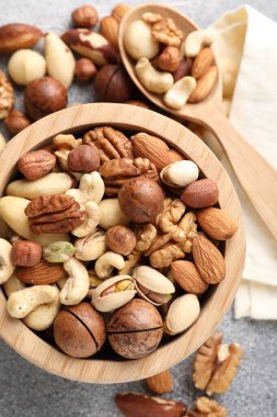 Gri masada farklı fındıkların karışımı, düz yatıyordu.