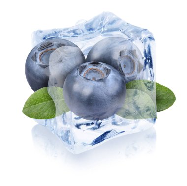 Beyaz arka planda olgun yaban mersini ve yeşil yapraklar buz küpünde