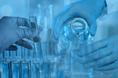 Laboratuvar analizi. Cam eşyalar üzerinde çalışan bilim adamları, çoklu maruz kalma.