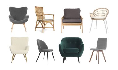 Beyazlara ayrılmış farklı sandalyeler, set. Mobilyalar şık.