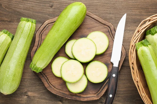 Taze olgun kabaklar ve tahta masanın üzerinde bıçak, düz bir şekilde. Tam ve kesin.