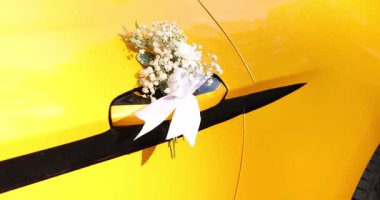 Düğün arabası. Cabriolet açık havada güzel çiçeklerle süslenmiş, yakın plan. Kamera aşağı iniyor