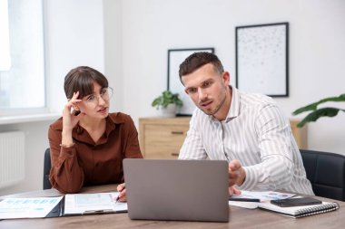 Ofiste müvekkil ile çalışan bir danışman. İş toplantısı