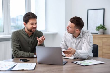Ofiste müvekkil ile çalışan bir danışman. İş toplantısı
