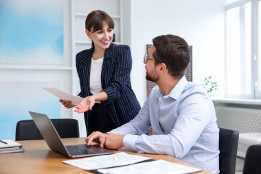 Ofiste müvekkil ile çalışan bir danışman. İş toplantısı