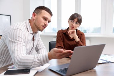 Ofiste müvekkil ile çalışan bir danışman. İş toplantısı