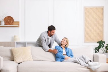 mutlu çift evde birlikte vakit