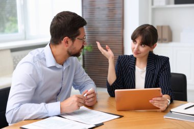 Ofiste müvekkil ile çalışan bir danışman. İş toplantısı