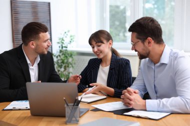 Ofiste iş danışmanıyla görüşen çift.