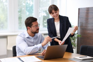Ofiste müvekkil ile çalışan bir danışman. İş toplantısı